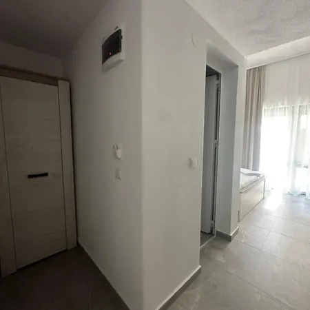 Asprolux Студио с градина 3 *